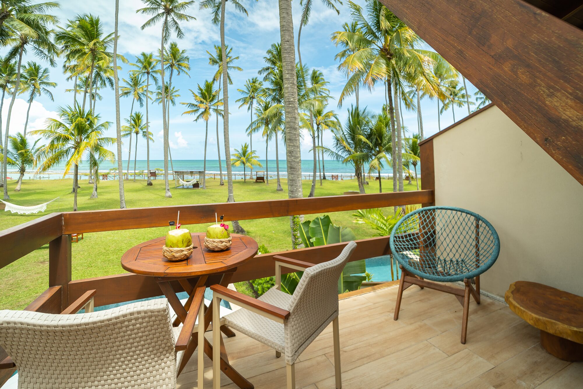 Varanda frente-mar do Bangalow Família Luxo com vista para o coqueiral